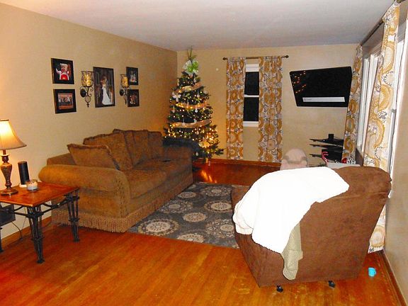 3rd image of 136 Riverview Dr