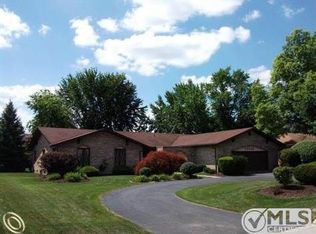 23235 Coventry Woods Ln, Southfield, MI