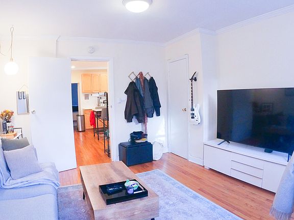 4th image of 502 E 12th St APT 4