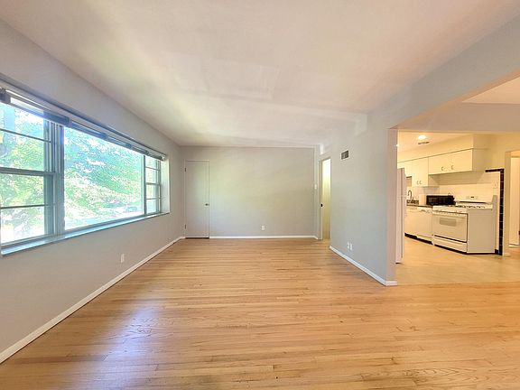 3rd image of 5012 Jamieson Ave