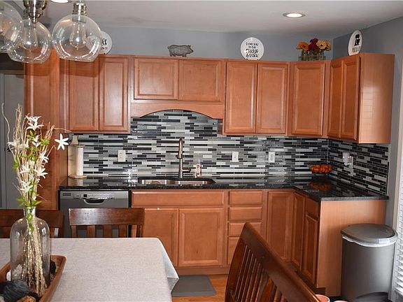3rd image of 1016 W Highland Dr