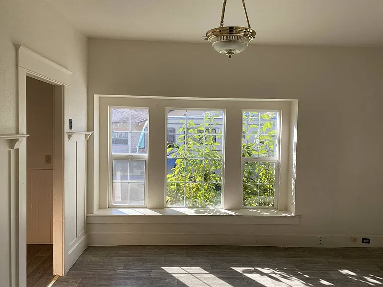 719 NE 10th St — Photo 3