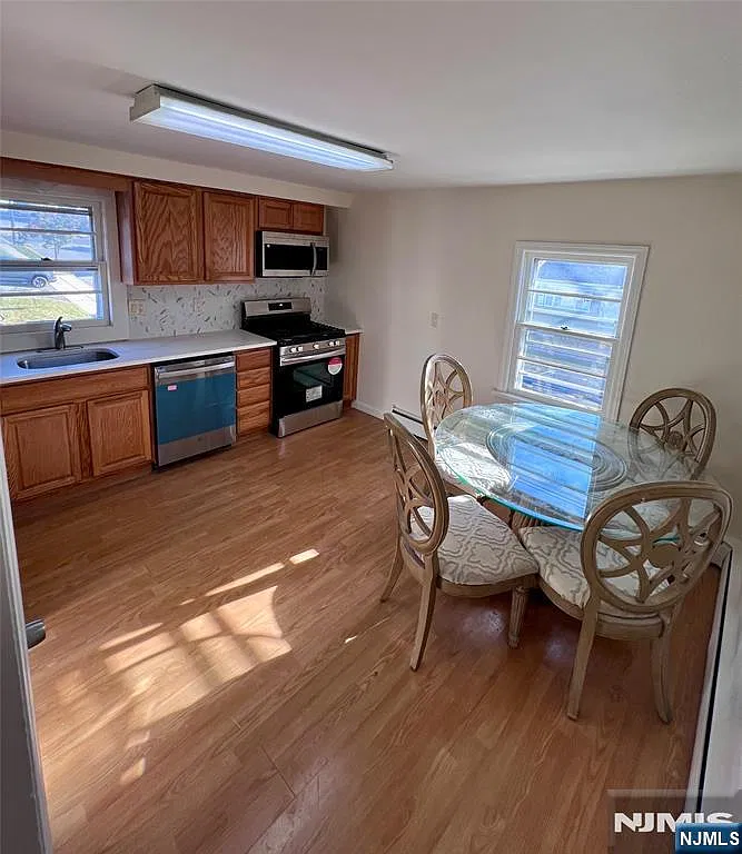 2 bed, 1.0 bath, $2,450 — Photo 3