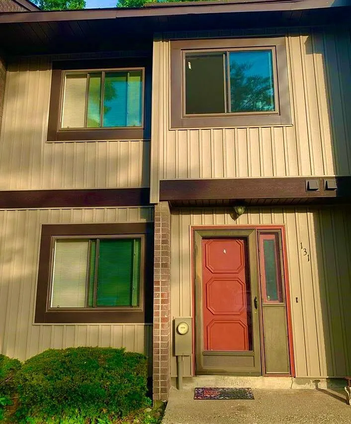 131 Point Of Woods Dr — Photo 1