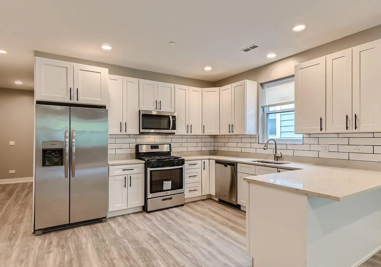 3 bed, 2000 sqft, $3,000 — Photo 2