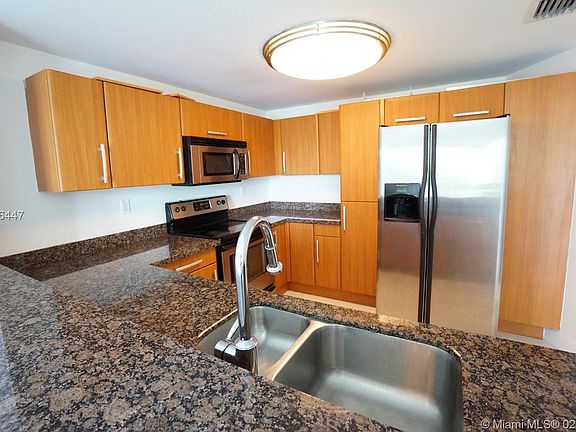 4th image of 6362 Collins Ave #4XX