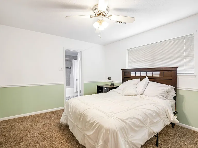 2202 Eaves Dr — Photo 21