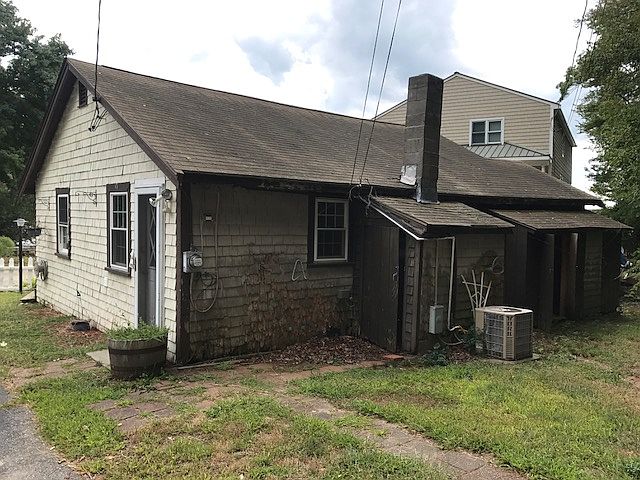 2nd image of 23 Lantern Ln