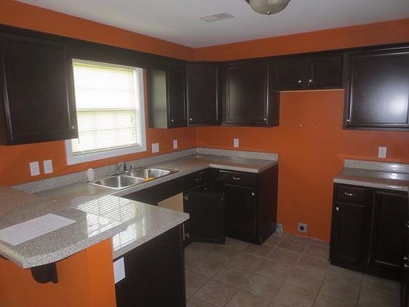 3rd image of 332 Oxford Cir