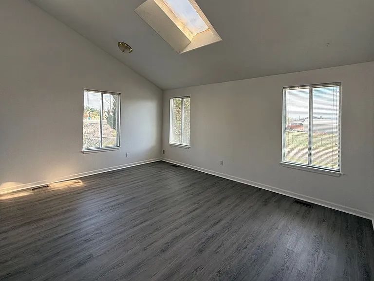 Elbow Dr W 228-230 — Photo 8
