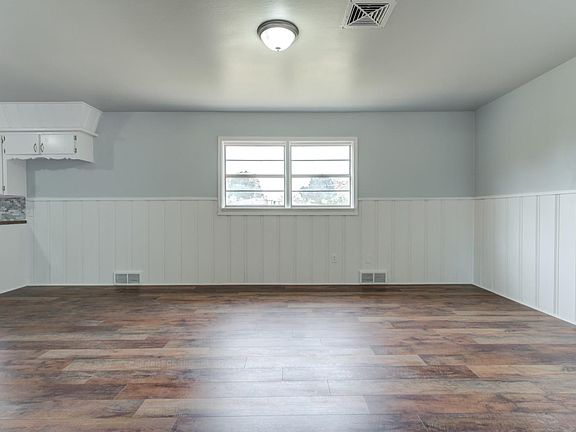 4th image of 405 Elm St