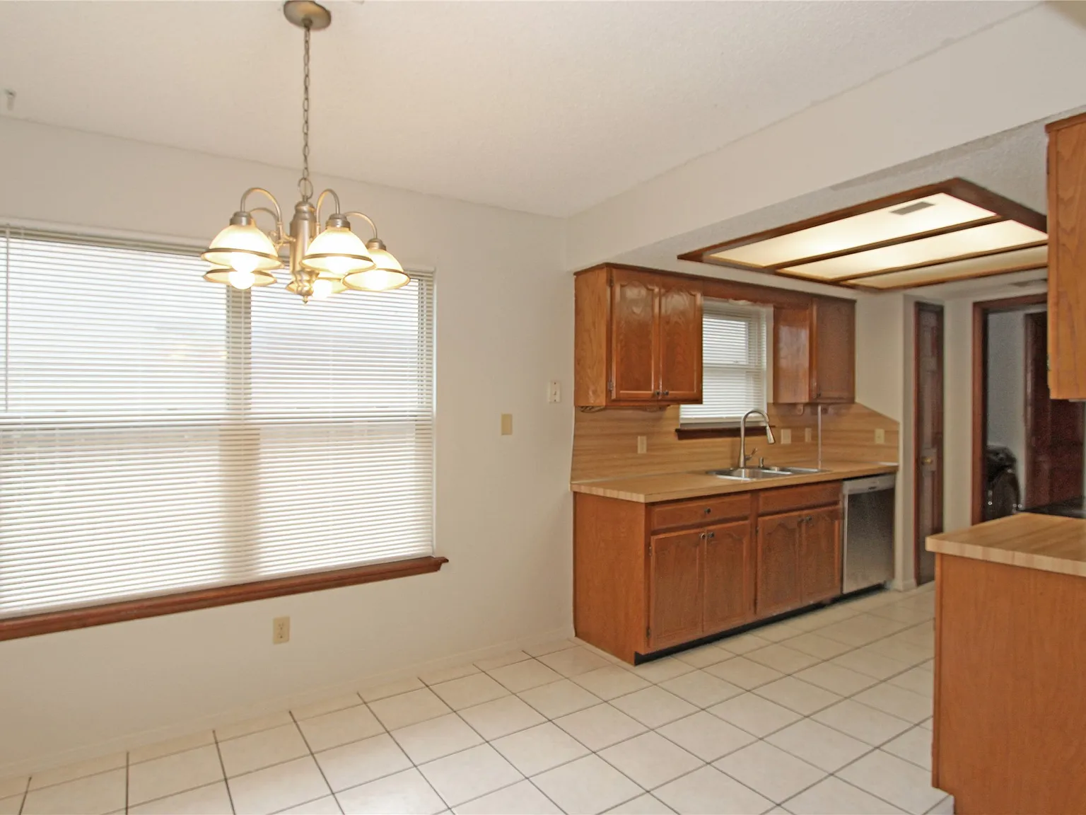 3 bed, 2.0 bath, 1398 sqft, $1,700 — Photo 4