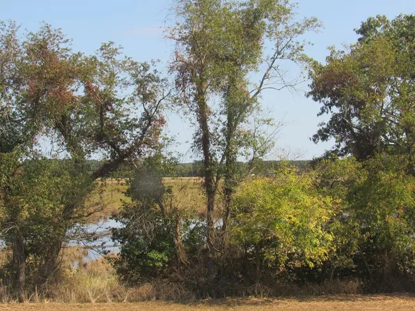 8 Bay Watch Dr, New Church, VA 23415