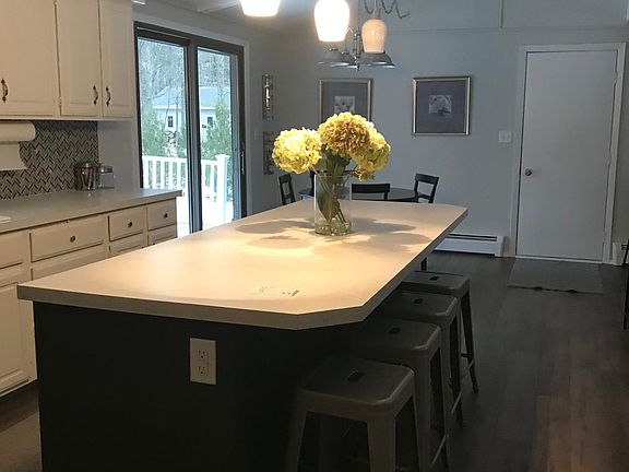 Kitchen with large island