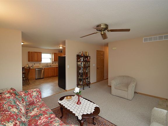 3rd image of 913 Eagle Blvd