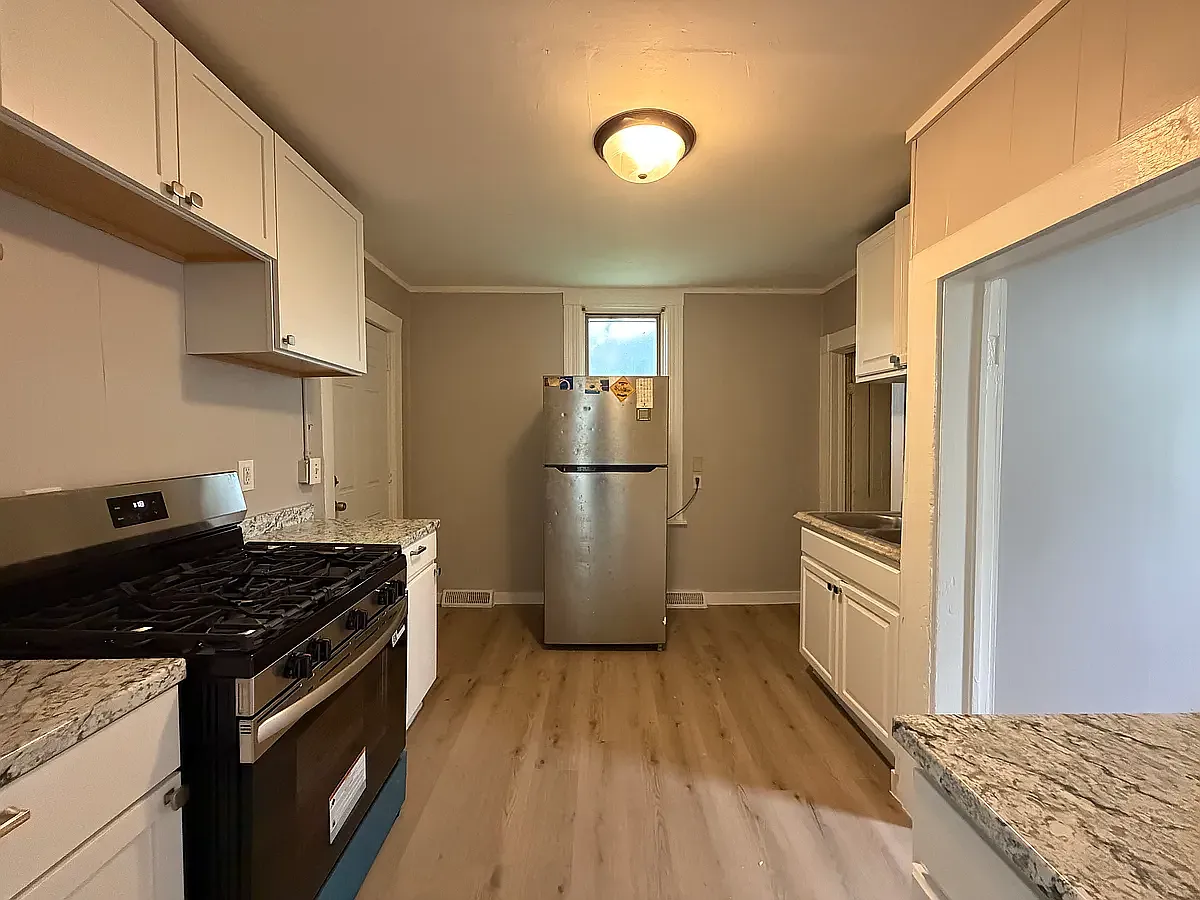 4 bed, 1400 sqft, $2,400 — Photo 3