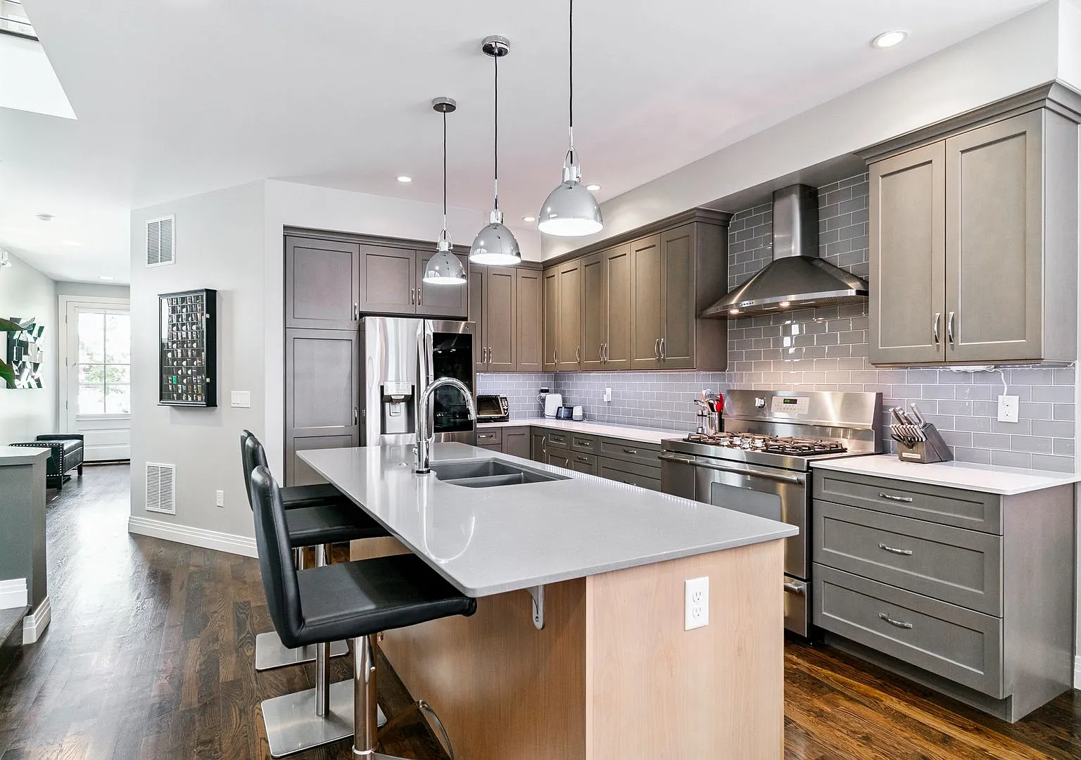 Beautiful Modern 4 Bedroom Denver Home — Photo 3