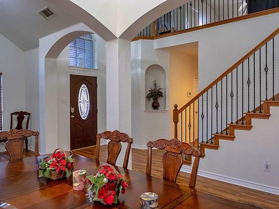 2nd image of 1510 Chateau Ln
