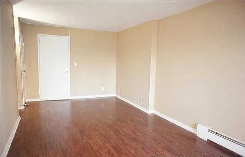 1 bed, 1.0 bath, 847 sqft, $1,633 — Photo 2