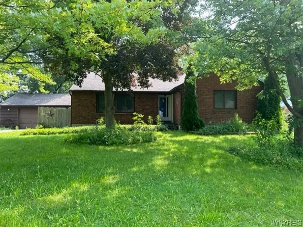 7099 Mavis Dr, North Tonawanda, NY 14120