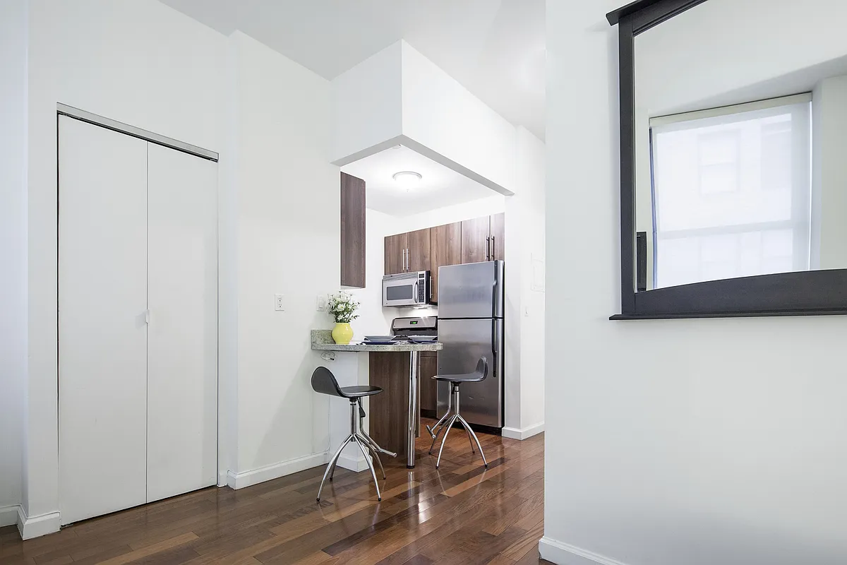 1 Wall Street Ct — Photo 3