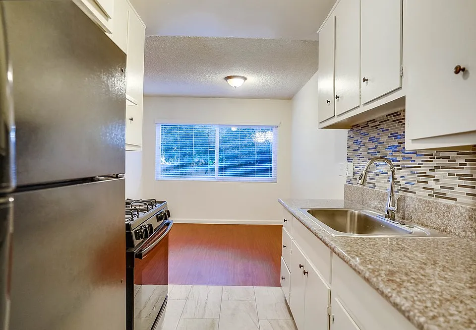 537 W Hyde Park Blvd