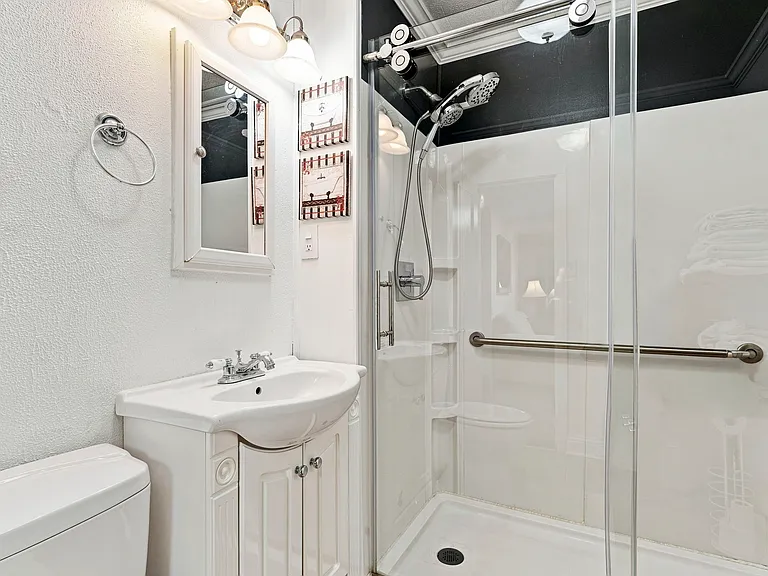 200 E 25th St #2 — Photo 6