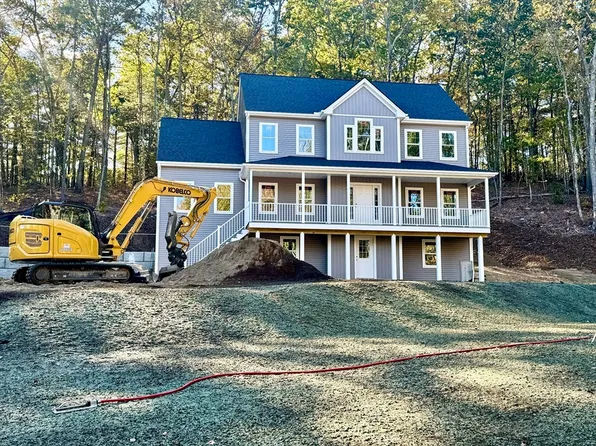 23 Oakwood Dr, Webster, MA 01570