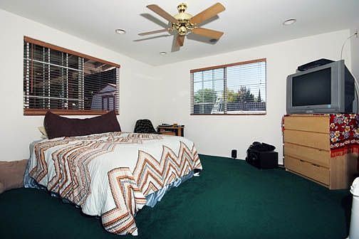 Master Bedroom w/Ceiling Fan 