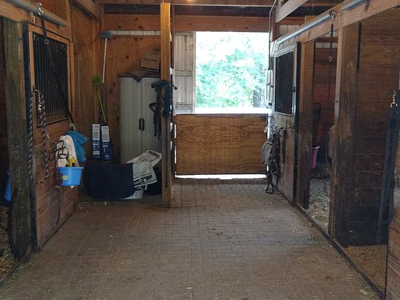 3 stall barn, with tack room