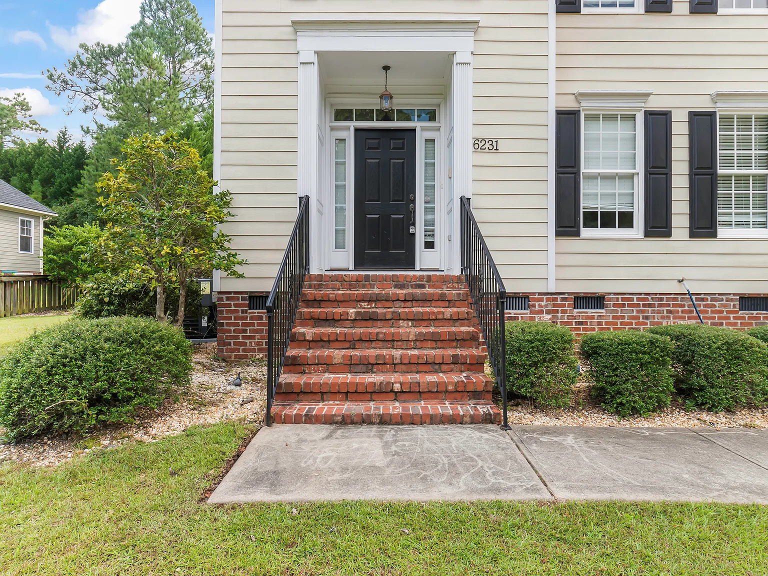 4 bed, 2702 sqft, $2,400 — Photo 3