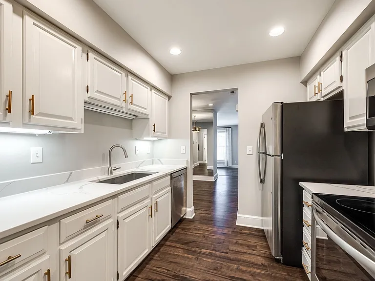 2220 Roswell Ave #B — Photo 7