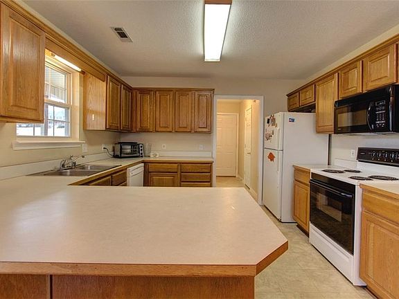 5th image of 722 Butterfield Ave