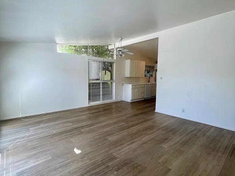 1127 Dover Ln — Photo 6
