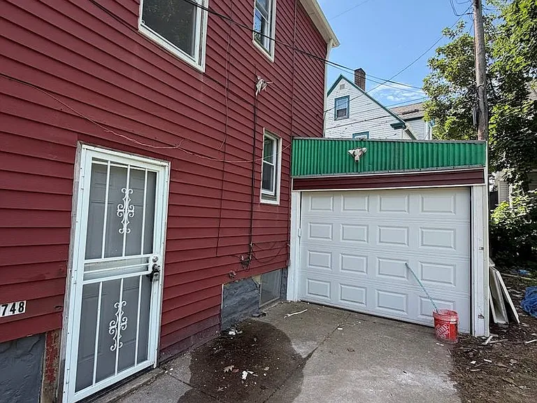 10748 Hull Ave — Photo 2