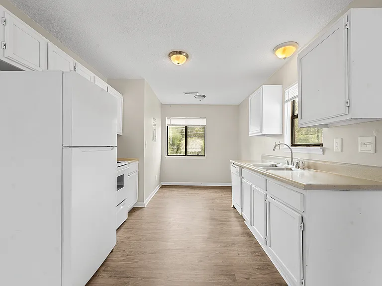 Central Oaks Apartments — Photo 11