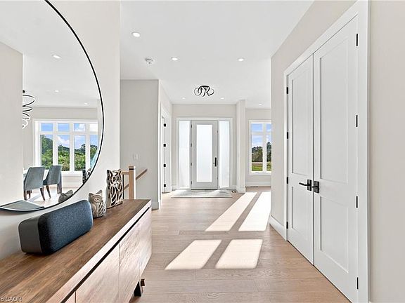 4th image of 2468 Cockshutt Rd