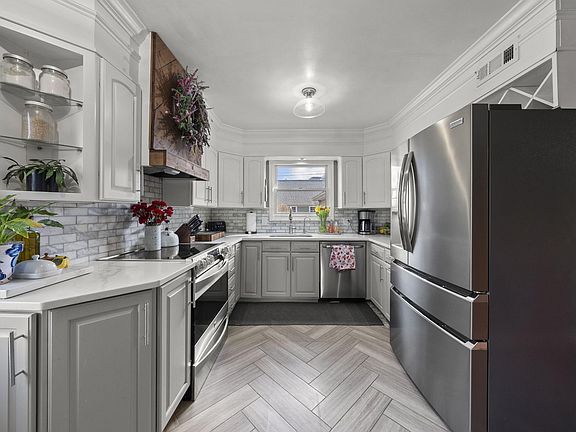 2nd image of 3194 Mountview Rd