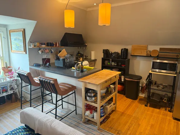 1051 Main St E #3, Hamilton, ON L8M 1N5