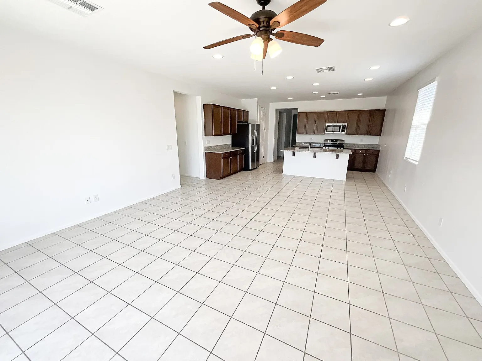261 E Tahiti Dr — Photo 3
