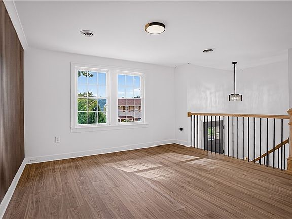 5th image of 904 5th St