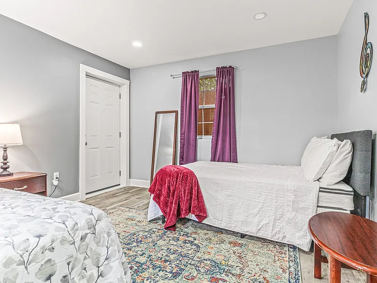 908 N 57th Ave — Photo 39