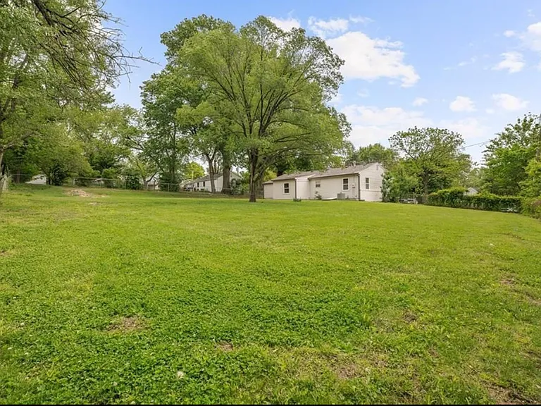 601 E Eisenhower Rd — Photo 5