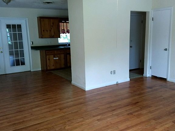 5th image of 913 NE 17th Ct