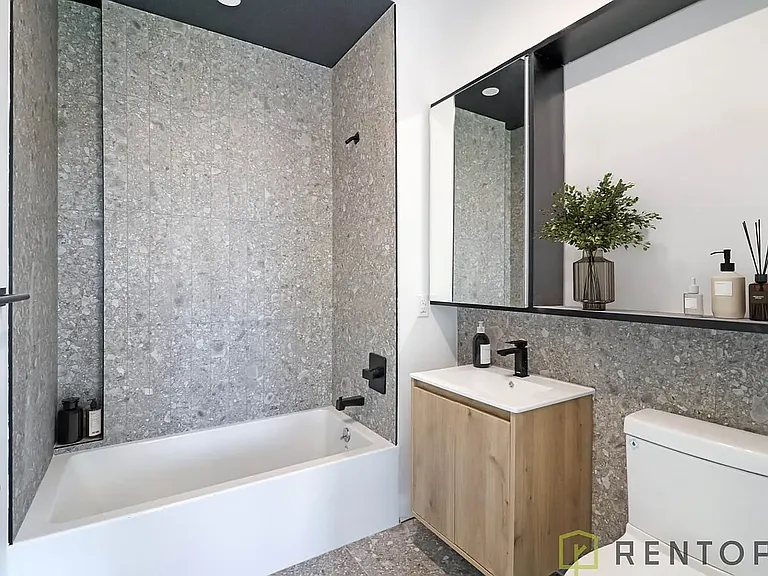 228 Berry St #7Q — Photo 5