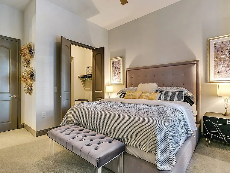 The Huntington Apartments — Photo 15