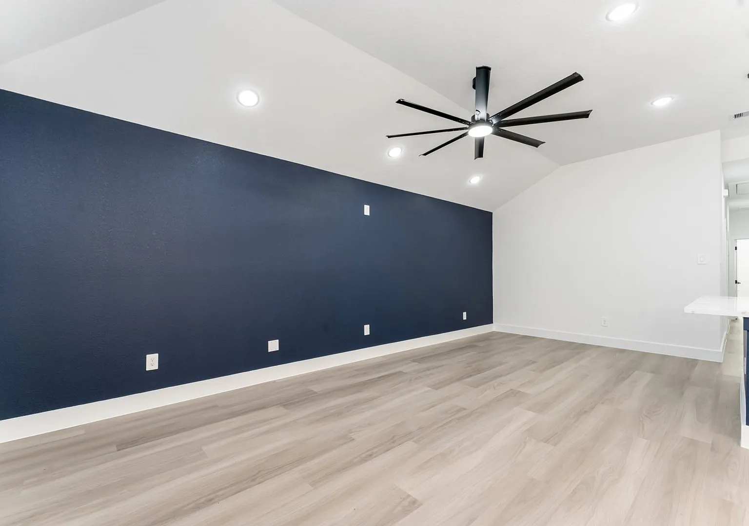 3 bed 2 bath Modern Home — Photo 3