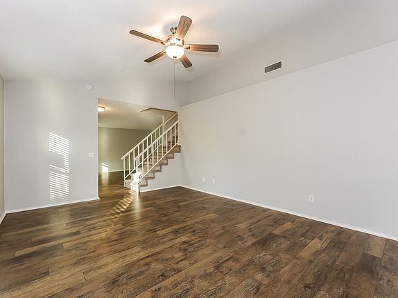 5th image of 305 Chapman St