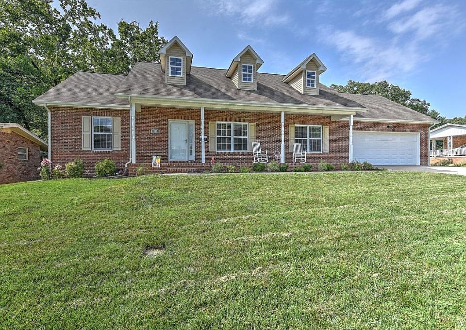 1st image of 515 Clover Dr