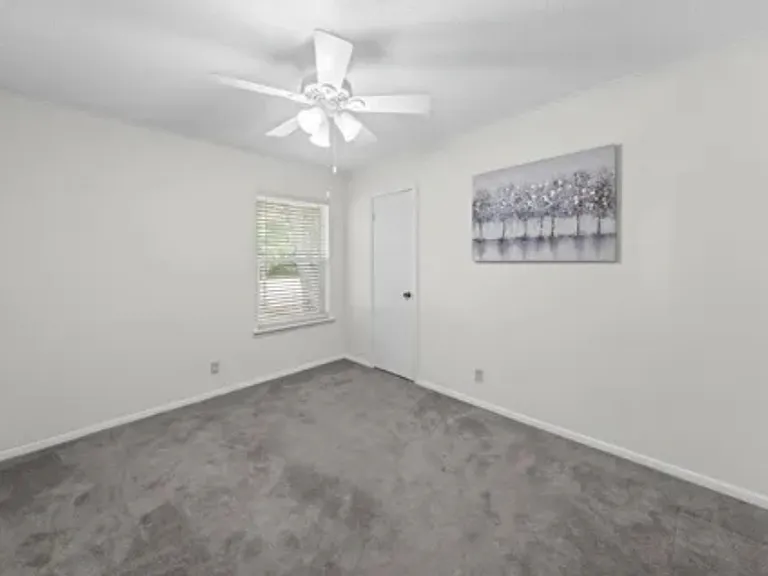 205 W Ash Ln — Photo 17